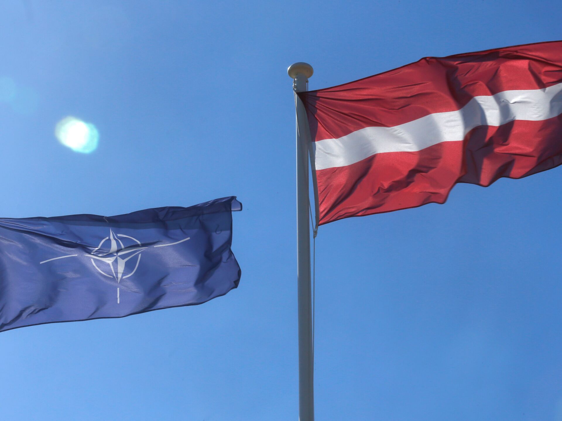 Нато латвия эстония. Флаг Литвы и НАТО. Латвия НАТО. Флагшток НАТО. Флаг Латвии.