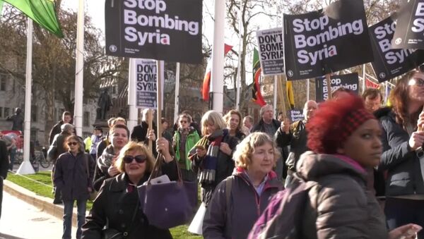 Rokas nost no Sīrijas: ASV un Lielbritānijā notika protesta akcijas - Sputnik Latvija