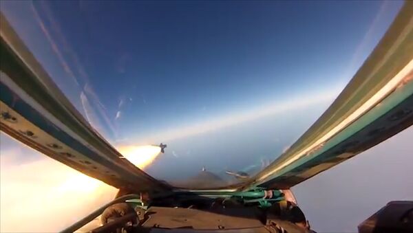 Krievijas AM demonstrējusi gaisa kauju no iznīcinātāja Su-27 kabīnes - Sputnik Latvija