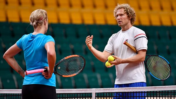 Первый номер сборной России Анастасия Павлюченкова и тренер Дмитрий Турсунов перед матчем плей-офф второй Мировой группы Кубка федерации между командами Латвии и России - Sputnik Латвия