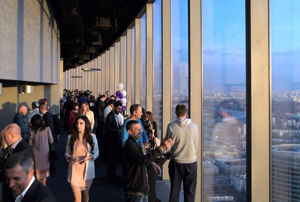 Посетители на самой высокой смотровой площадке в Европе, которая находится на 89 этаже Башни Федерация-Восток делового комплекса Москва-Сити - Sputnik Латвия
