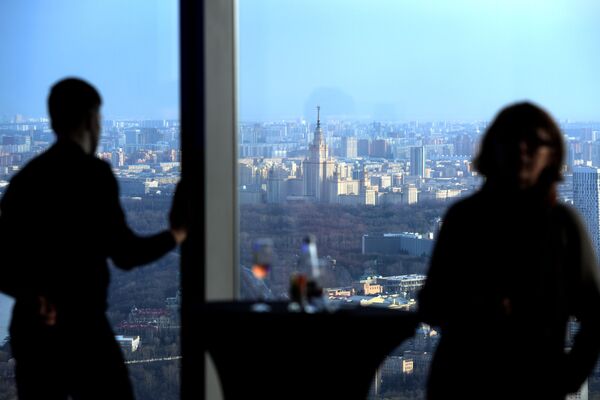 Посетители на самой высокой смотровой площадке в Европе, которая находится на 89 этаже Башни Федерация-Восток делового комплекса Москва-Сити - Sputnik Латвия