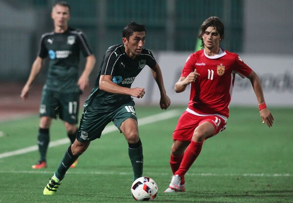 Игрок ФК Краснодар Одил Ахмедов и игрок ФК Партизани Юрген Барди (слева) в первом матче раунда плей-офф Лиги Европы УЕФА сезона 2016/2017 между ФК Краснодар (Краснодар, Россия) и ФК Партизани (Тирана, Албания). - Sputnik Латвия