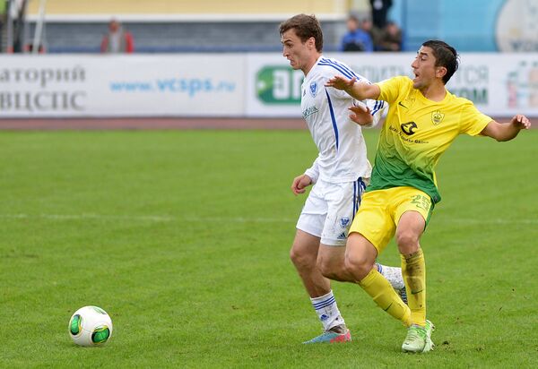 Игрок Волги Шота Бибилов (слева) и игрок Анжи Одил Ахмедов в матче 9-го тура Чемпионата России по футболу среди клубов Премьер-лиги между ФК Волга (Нижний Новгород) и ФК Анжи (Махачкала). - Sputnik Латвия