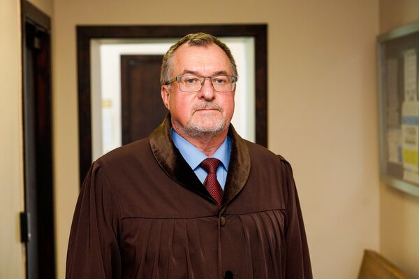 Присяжный адвокат Михаил Черноусов Присяжный адвокат Михаил Черноусов - Sputnik Латвия