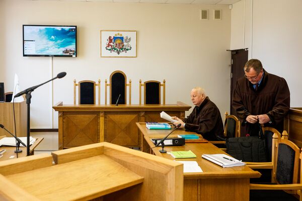 Адвокаты в зале судебных заседаний Адвокаты в зале судебных заседаний - Sputnik Латвия