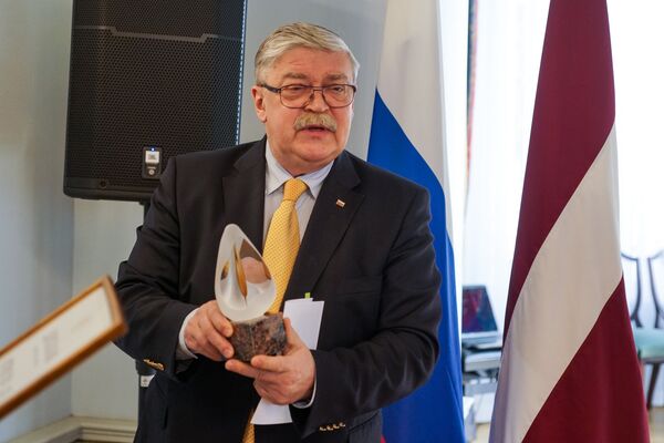 Посол России в Латвии Евгений Лукьянов на церемонии вручения награды Янтарное перо Посол России в Латвии Евгений Лукьянов на церемонии вручения награды Янтарное перо - Sputnik Латвия