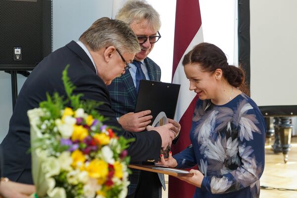 Евгений Лукьянов вручает награду Янтарное перо Маргите Спранцмане Евгений Лукьянов вручает награду Янтарное перо Маргите Спранцмане - Sputnik Латвия