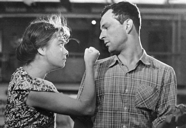 Актеры Нина Дорошина и Игорь Васильев в художественном фильме Строится мост. Актеры Нина Дорошина и Игорь Васильев в художественном фильме Строится мост. - Sputnik Латвия