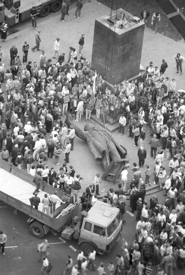 Демонтаж памятника В.И. Ленину в Риге - Sputnik Латвия