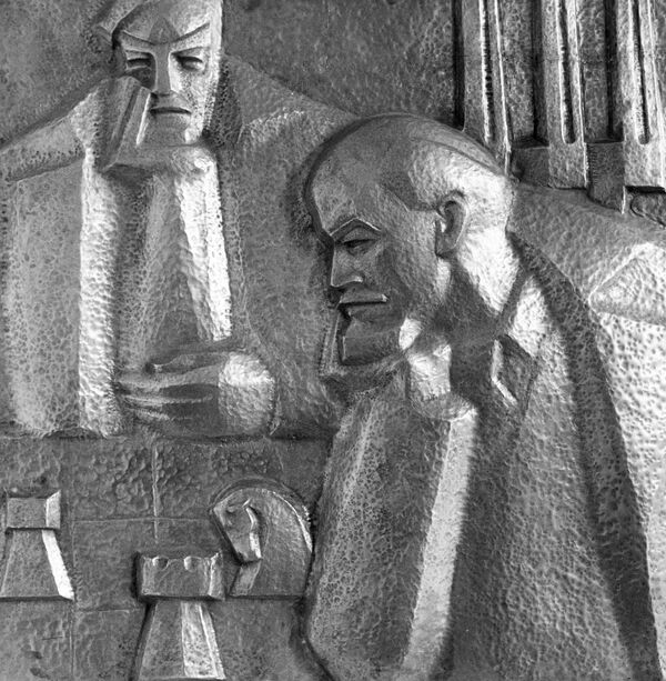 Работа латышского скульптора Юриса Мауриньша В перерыве - экспонат Выставки изобразительного искусства, посвященной 100-летию со дня рождения Владимира Ильича Ленина в Государственном художественном музее Латвийской ССР. - Sputnik Латвия