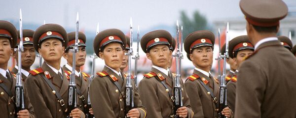 Рота почетного караула в аэропорту Пхеньяна. - Sputnik Latvija