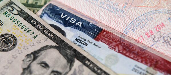 Денежные купюры США и американская виза Денежные купюры США и американская виза - Sputnik Latvija