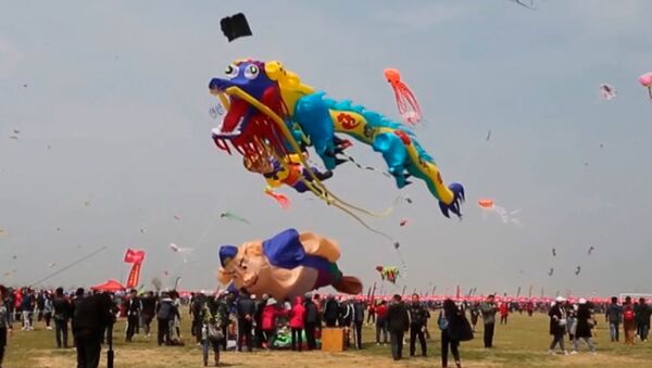 Фестиваль воздушных змеев в Китае - Sputnik Latvija