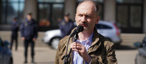 Депутат Европарламента от партии Русский союз Латвии Мирослав Митрофанов на пикете против ареста Александра Гапоненко - Sputnik Латвия