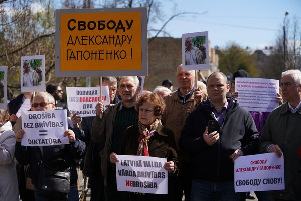 Пикет у здания Полиции безопасности против ареста Александра Гапоненко - Sputnik Латвия
