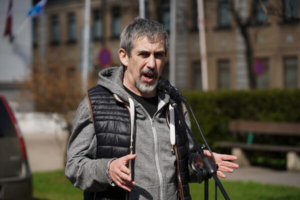 Владимир Линдерман на пикете у здания Полиции безопасности против ареста Александра Гапоненко Владимир Линдерман на пикете у здания Полиции безопасности против ареста Александра Гапоненко - Sputnik Латвия