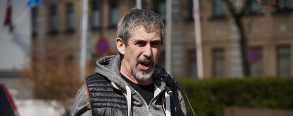 Владимир Линдерман на пикете у здания Полиции безопасности против ареста Александра Гапоненко Владимир Линдерман на пикете у здания Полиции безопасности против ареста Александра Гапоненко - Sputnik Latvija