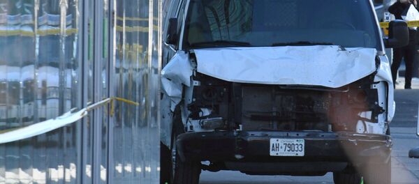Фургон, совершивший наезд на пешеходов в Торонто, Канада. 23 апреля 2018 Фургон, совершивший наезд на пешеходов в Торонто, Канада. 23 апреля 2018 - Sputnik Latvija