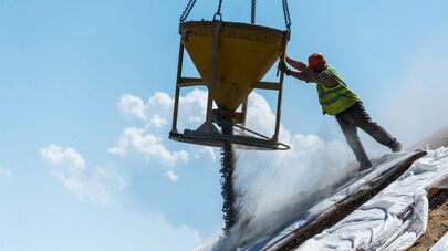 Рабочий на строительстве автомобильных подходов к мосту через Керченский пролив и  автомобильной дороги федерального значения «Таврида» в Крыму