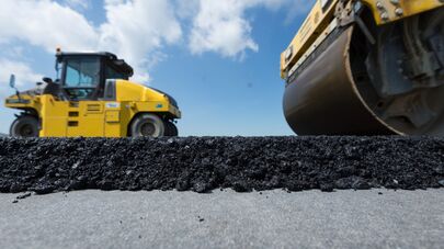 Рабочие на строительстве автомобильных подходов к мосту через Керченский пролив и автомобильной дороги федерального значения «Таврида» в Крыму