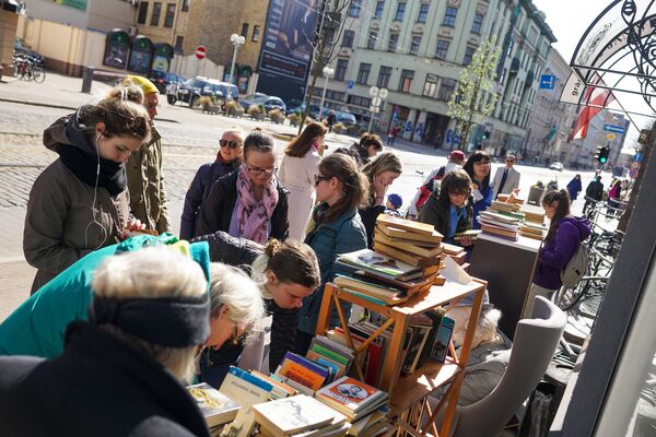 Акция Возьми книгу себе и другу - Sputnik Латвия