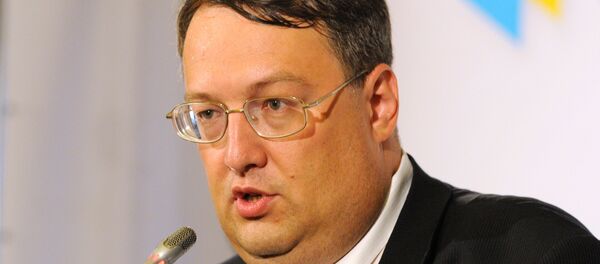 Советник министра внутренних дел Украины Антон Геращенко выступает на брифинге в Киеве, архивное фото - Sputnik Латвия