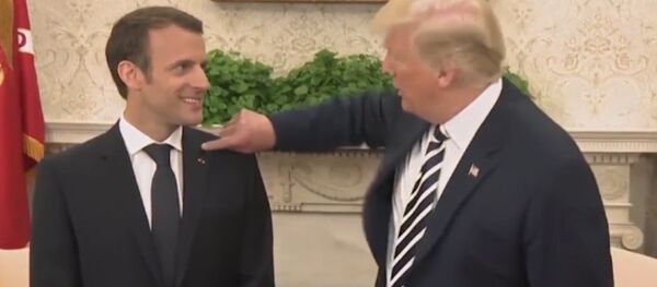 Novākšu šo te blaugznu: Tramps izgāja pie preses ar Makronu Novākšu šo te blaugznu: Tramps izgāja pie preses ar Makronu - Sputnik Latvija