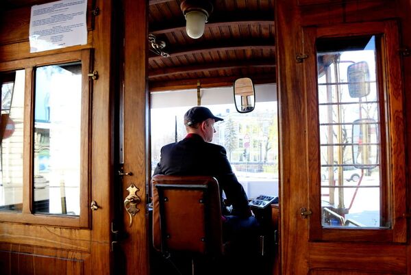 Вагоновожатый рижского ретротрамвая Вагоновожатый рижского ретротрамвая - Sputnik Latvija