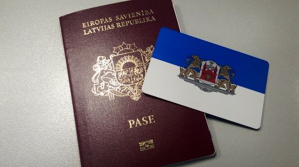 Паспорт гражданина Латвии и Карта рижанина - Sputnik Латвия