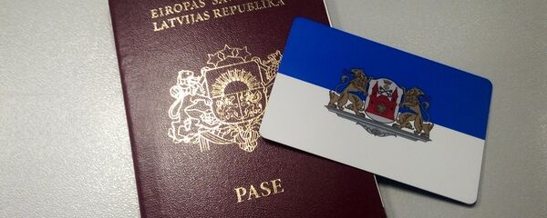 Паспорт гражданина Латвии и Карта рижанина - Sputnik Латвия