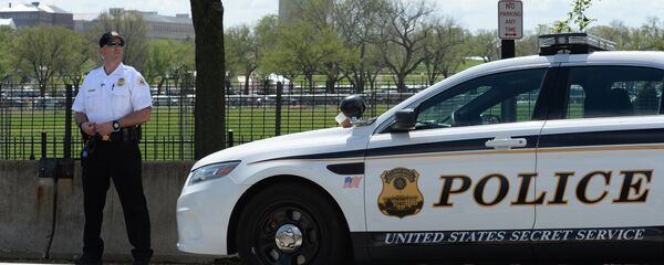 Автомобиль секретной службы США и полицейский у территории Белого дома в Вашингтоне Автомобиль секретной службы США и полицейский у территории Белого дома в Вашингтоне - Sputnik Latvija