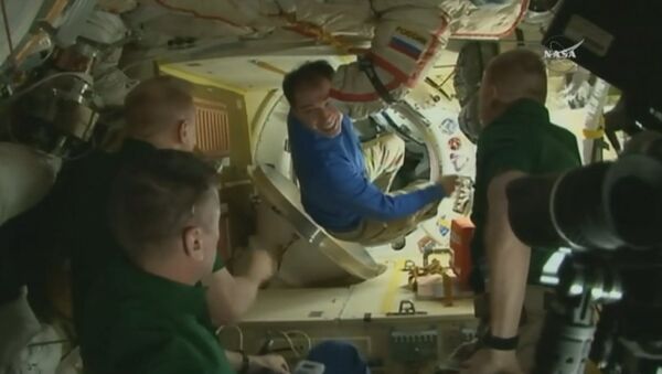 Космонавты обнимались и фотографировались на МКС перед возвращением на Землю - Sputnik Латвия