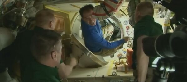 Космонавты обнимались и фотографировались на МКС перед возвращением на Землю - Sputnik Латвия