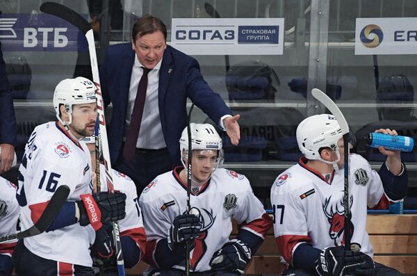 Игрок ХК Торпедо Каспарс Даугавиньш, главный тренер ХК Торпедо Петерис Скудра и игрок ХК Торпедо Евгений Мозер (слева направо) в матче регулярного чемпионата Континентальной хоккейной лиги между ХК Динамо (Москва) и ХК Торпедо (Нижний Новгород). - Sputnik Латвия
