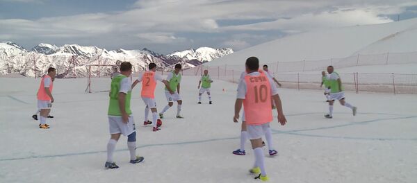 Sočos nospēlēts futbola mačs divu tūkstošu metru augstumā Sočos nospēlēts futbola mačs divu tūkstošu metru augstumā - Sputnik Latvija
