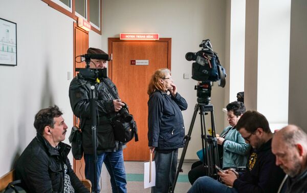 Перед залом суда во время закрытого заседания по делу Александра Гапоненко - Sputnik Латвия