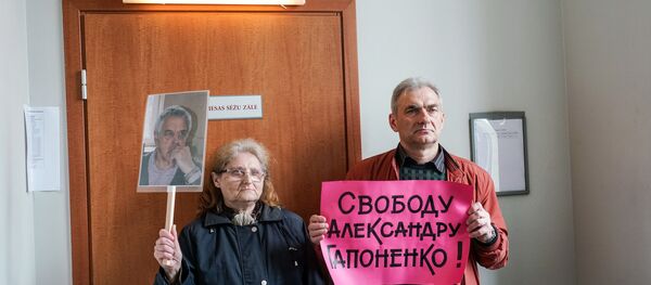 Олег Сысолятин и Валентина Муратова во время заседания Рижского окружного суда по делу Александра Гапоненко Олег Сысолятин и Валентина Муратова во время заседания Рижского окружного суда по делу Александра Гапоненко - Sputnik Latvija