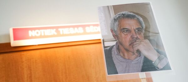 Портрет Гапоненко перед дверью зала суда Портрет Гапоненко перед дверью зала суда - Sputnik Latvija