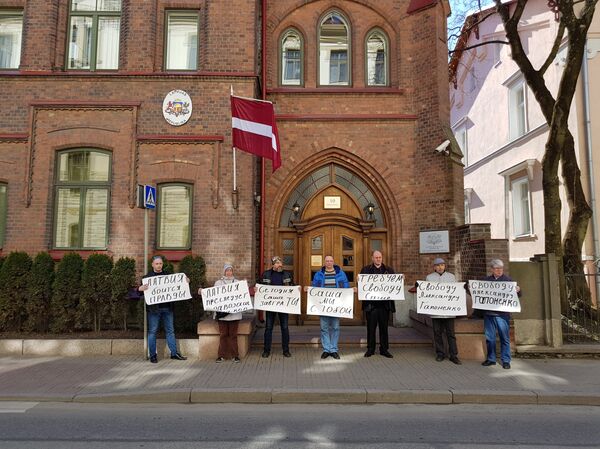 Международный пикет в Таллинне Свободу политзаключённому Александру Гапоненко! в защиту известного общественного активиста из Латвии - Sputnik Латвия