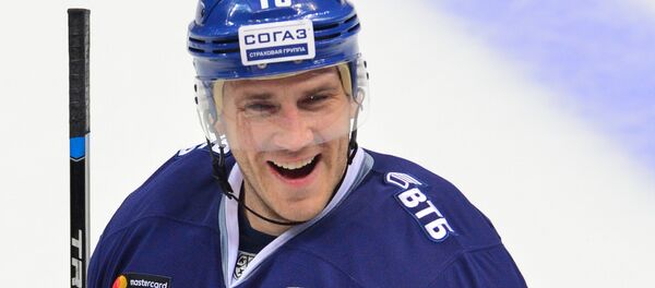 Игрок ХК Динамо Мартиньш Карсумс в матче регулярного чемпионата КХЛ между ХК Динамо (Москва) и ХК Трактор (Челябинск), архивное фото - Sputnik Латвия