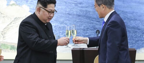 Лидер КНДР Ким Чен Ын и президент Южной Кореи Мун Чжэ Ин (слева направо) во время встречи в демилитаризованной зоне - Sputnik Latvija