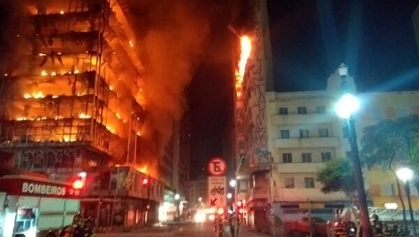 Пожар в высотном здании в Сан-Паулу, Бразилия - Sputnik Латвия