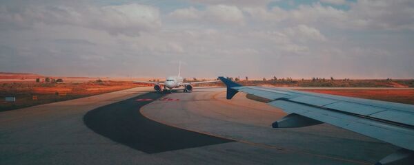 Самолет на взлетной полосе - Sputnik Латвия