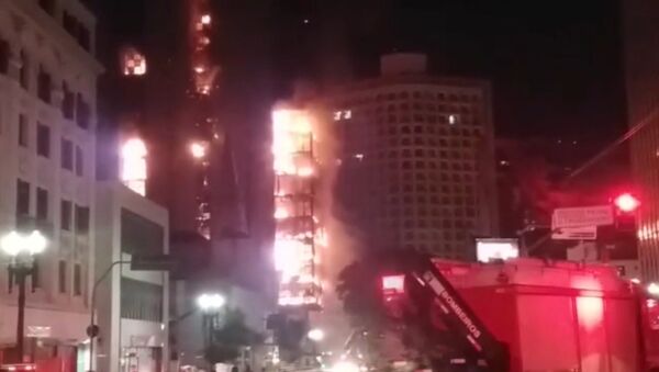 Пожар в многоэтажном здании в Сан-Паулу. Видео с места ЧП - Sputnik Latvija