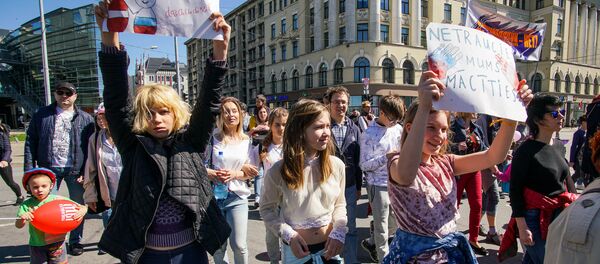 Первомайская демонстрация Штаба защитников русских школ в Риге - Sputnik Латвия