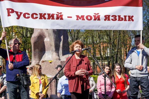 Tatjana Ždanoka uzstājas pirmā maija Krievu skolu aizsardzības štāba demonstrācijā Rīgā - Sputnik Latvija