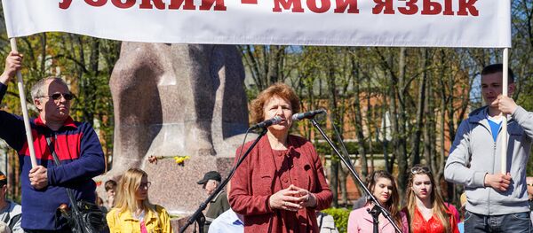 Татьяна Жданок выступает на первомайской демонстрации Штаба защитников русских школ в Риге Татьяна Жданок выступает на первомайской демонстрации Штаба защитников русских школ в Риге - Sputnik Latvija