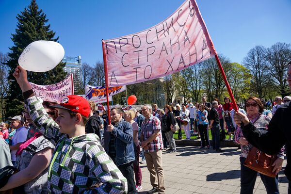 Первомайская демонстрация Штаба защитников русских школ в Риге - Sputnik Латвия