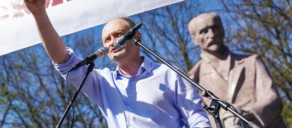 Мирослав Митрофанов выступает на первомайской демонстрации Штаба защитников русских школ в Риге Мирослав Митрофанов выступает на первомайской демонстрации Штаба защитников русских школ в Риге - Sputnik Latvija